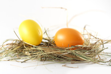 ostereier im stroh