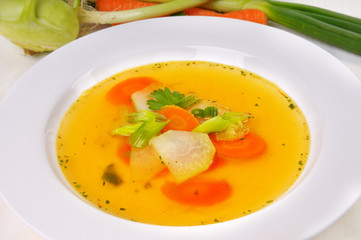 Klare Suppe mit Gemüseeinlage