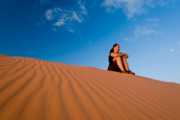Fototapeta na wymiar Woman at Coral Pink Sand Dunes