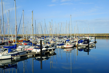 Fototapeta na wymiar Jachty w Howht Harbour, Dublin, Irlandia
