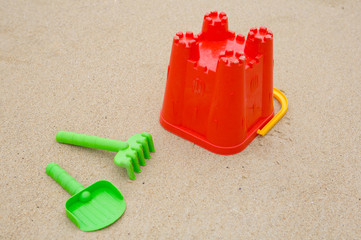 Fototapeta na wymiar Zabawki w piasku na plaży