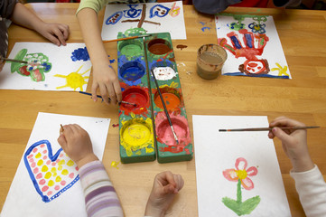 children painting