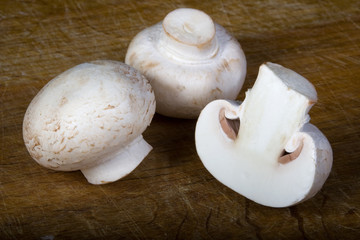 three champignon on the table