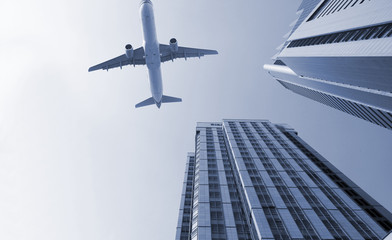 Fototapeta na wymiar samolot i nowoczesny budynek