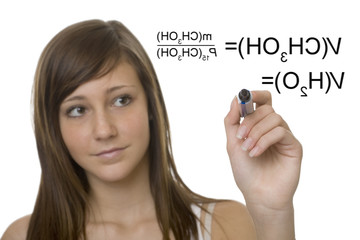 Studentin mit chemischer Formel auf Glaswand