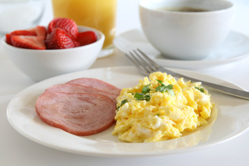 Frühstück mit Schinken und Eiern