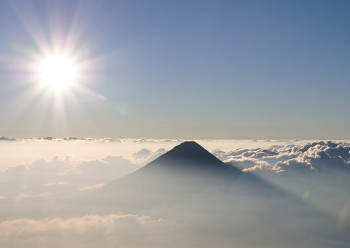 Perfekter Vulkankegel in Wolken, Vulkan Agua, Guatemala