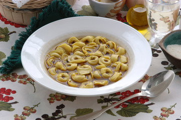 Cappelletti in brodo - Primi piatti tipici - Emilia Romagna