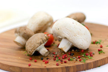 weisse und braune champignons
