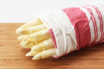 Spargel im Küchentuch