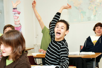 élève levant la main en classe - école