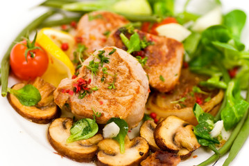 Filet vom Schwein,gebraten - mit Pilz,Salat