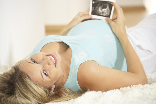 schwangere frau mit ultraschall fotos