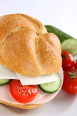 belegtes brötchen mit fleischwurst, gurke und tomate