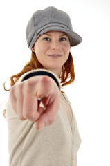 Frau rothaarig zeigt redheaded  red-haired woman pointing