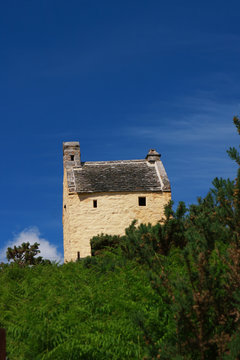 Glockenturm im schottischen Hochland