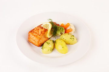 Lachsfilet in Zitronenbuttersauce