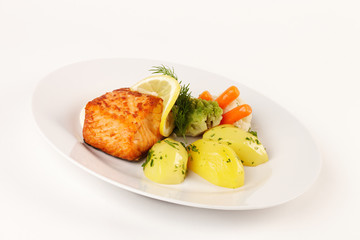 Lachsfilet in Zitronenbuttersauce