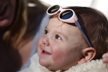 portrait de bébé souriante