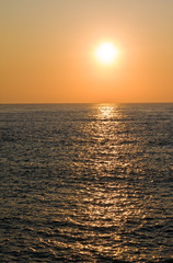 Obrazy  piękny pomarańczowy wschód słońca nad morzem