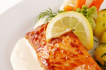 Lachsfilet in Zitronenbuttersauce