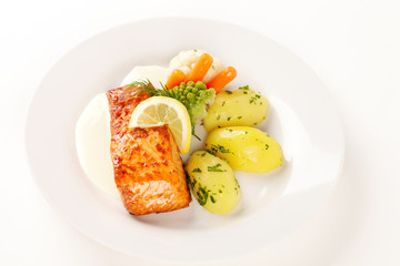 Lachsfilet in Zitronenbuttersauce