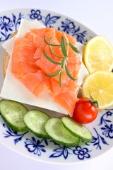 belegtes brötchen mit lachs und käse, gurke, tomate und zitrone