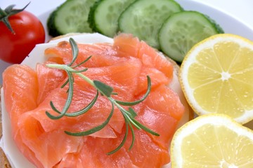 belegtes brötchen mit lachs, käse, gurke, tomate und zitrone