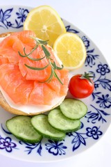 lachs brötchen mit  käse, gurke, tomate und zitrone