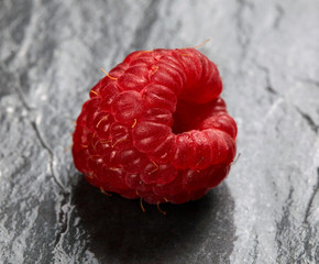 Frambuesa sobre piazarra mojada
