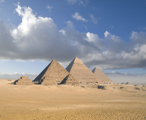 Fototapeta na wymiar Piramidy w błękitne niebo
