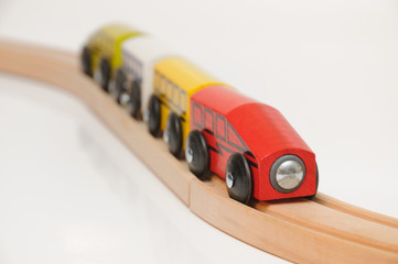 bunter Holztriebwagen auf Holzschienen