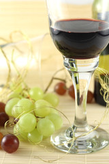 rotwein und weintrauben