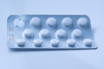 Médicament blanc entamé