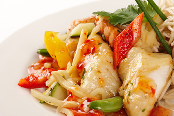 Asiatische Fischpfanne mit Mie-Nudeln