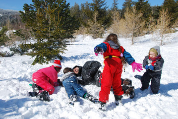 Jouer dans la neige en famille.