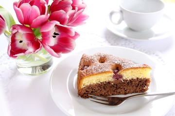 Kuchen mit Schokolade und Kirschen, Tulpen