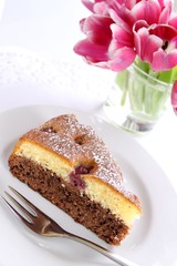 Kuchen mit Schokolade und Kirschen, Tulpen