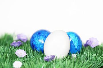 Drei schöne Ostereier auf einer Wiese