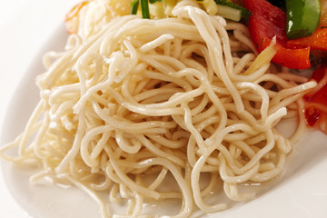 Asiatische Fischpfanne mit Mie-Nudeln