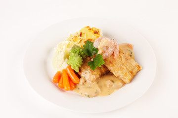 Pangasiusfilet mit Crevettenragout und Kartoffelgratin