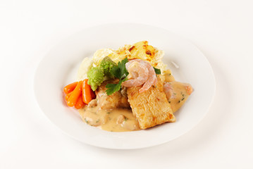 Pangasiusfilet mit Crevettenragout und Kartoffelgratin