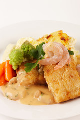 Pangasiusfilet mit Crevettenragout und Kartoffelgratin