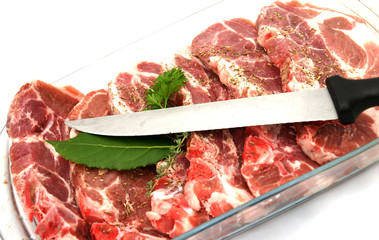 plat de viande et couteau