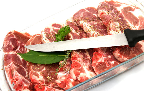 plat de viande et couteau