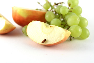 apfel und weintrauben