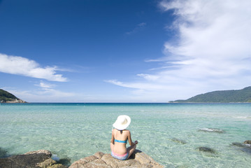 Fototapeta na wymiar a girl facing sea with bikini