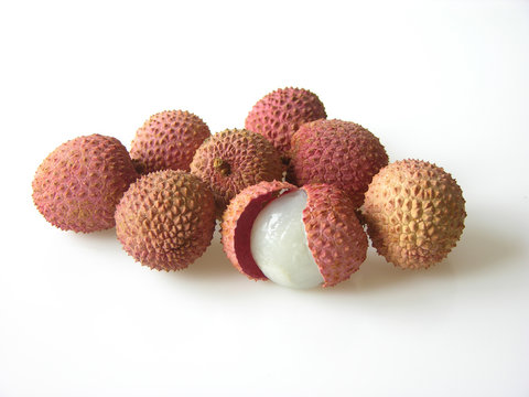 Litschis mit ge&ouml;ffneter Schale/lychees with opened shell