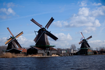 Naklejka premium dutch windmill at the zaanse schans