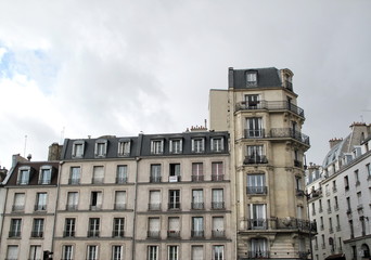 Fototapeta na wymiar Immeubles parisiens en pierre